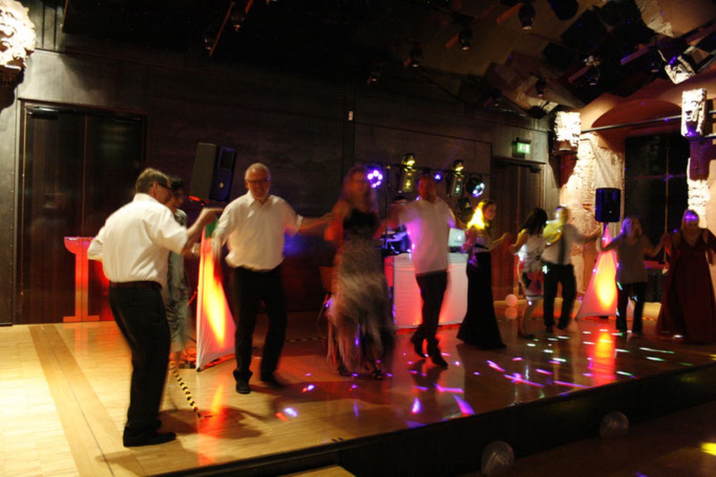 Ballsaal mit Kronleuchtern