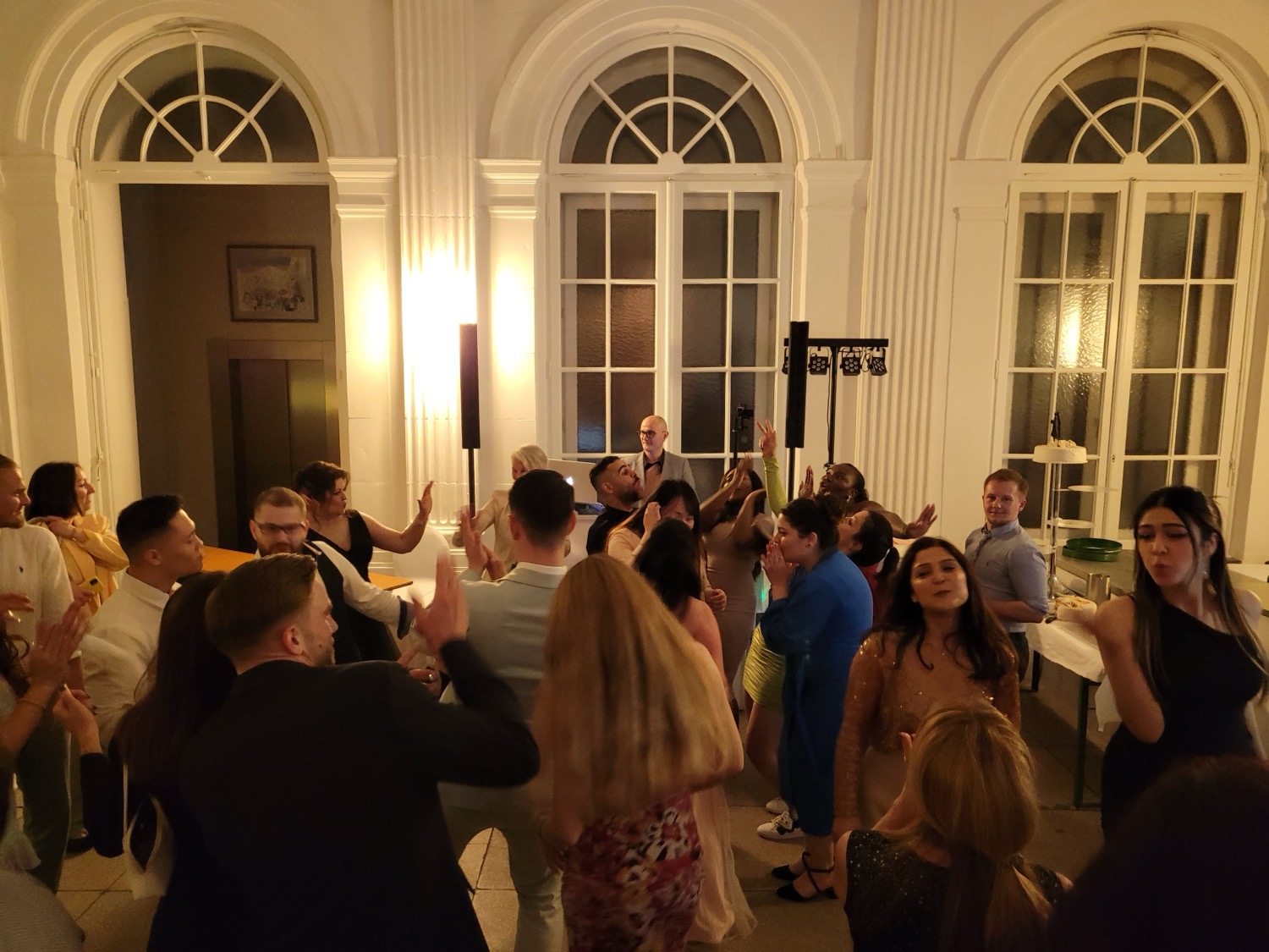 Volle Tanzfläche bei der Hochzeit