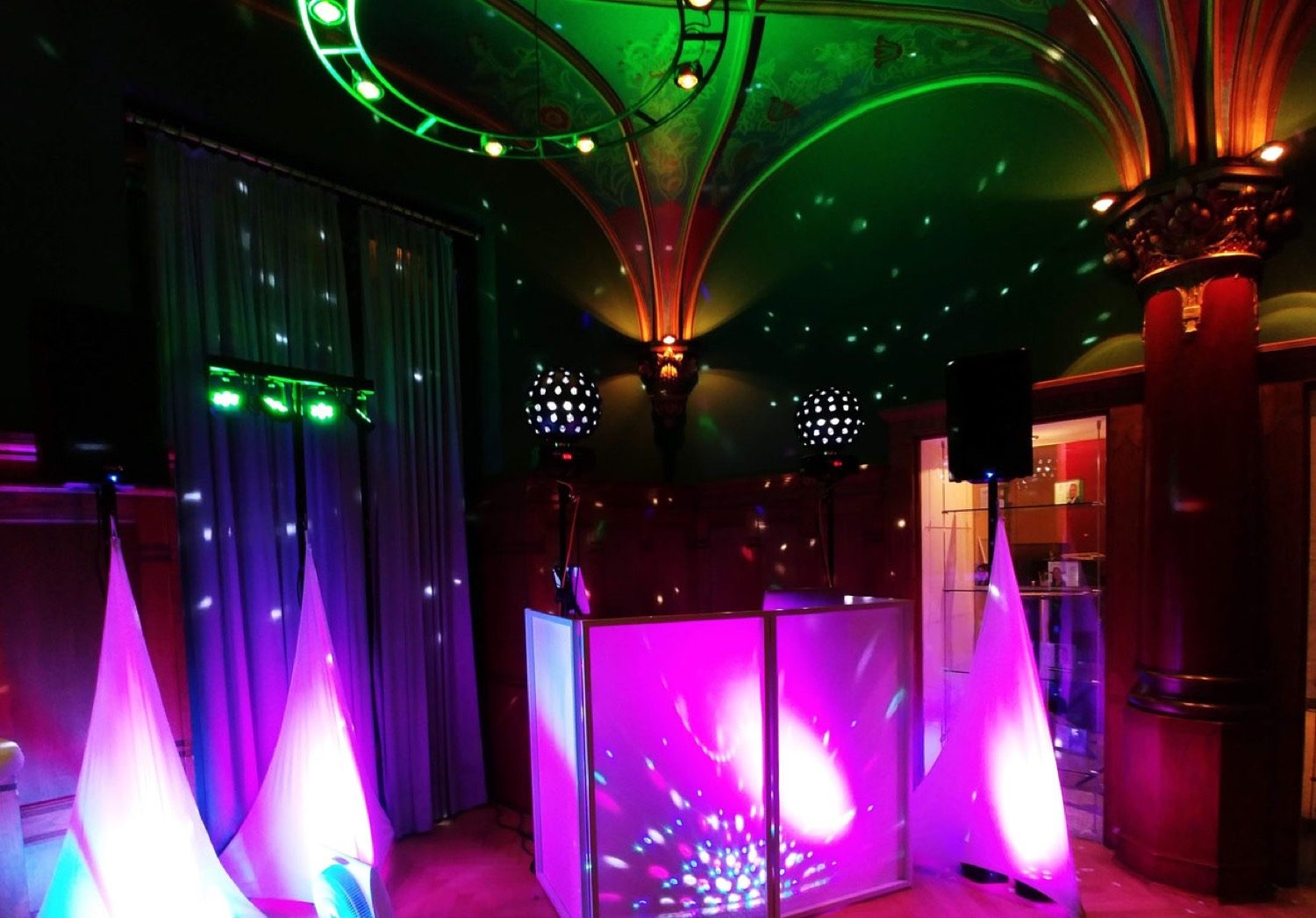 DJ-Booth mit Lichtshow